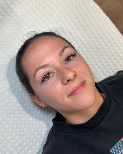 Après: Des cils naturellement droits qui sont relevés pour ouvrir davantage le regard.
