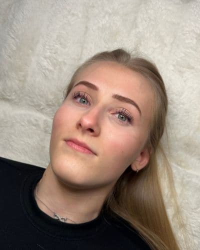 Après: Sur des cils plus pâles et fins, la teinture permet de définir chaque cil et de faire ressortir leur longueur naturelle.